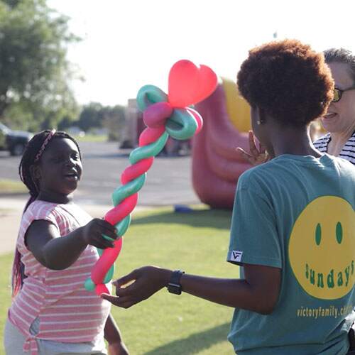 kids playing wih balloons